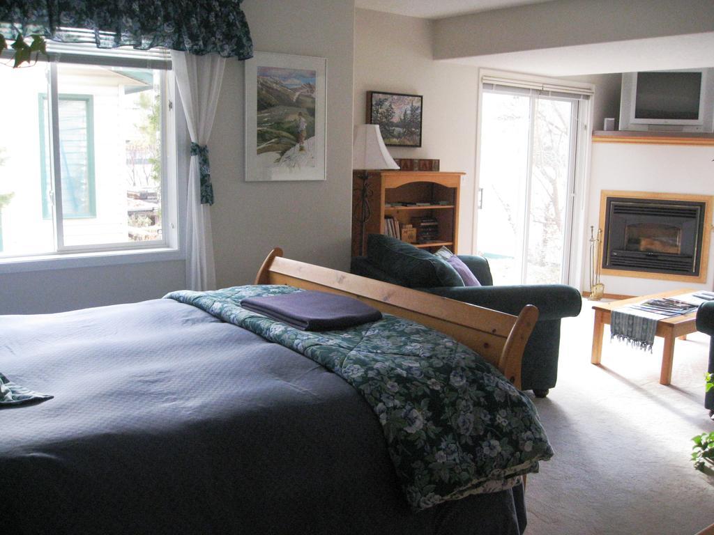 Avens Renaissance B&B Canmore Kamer foto