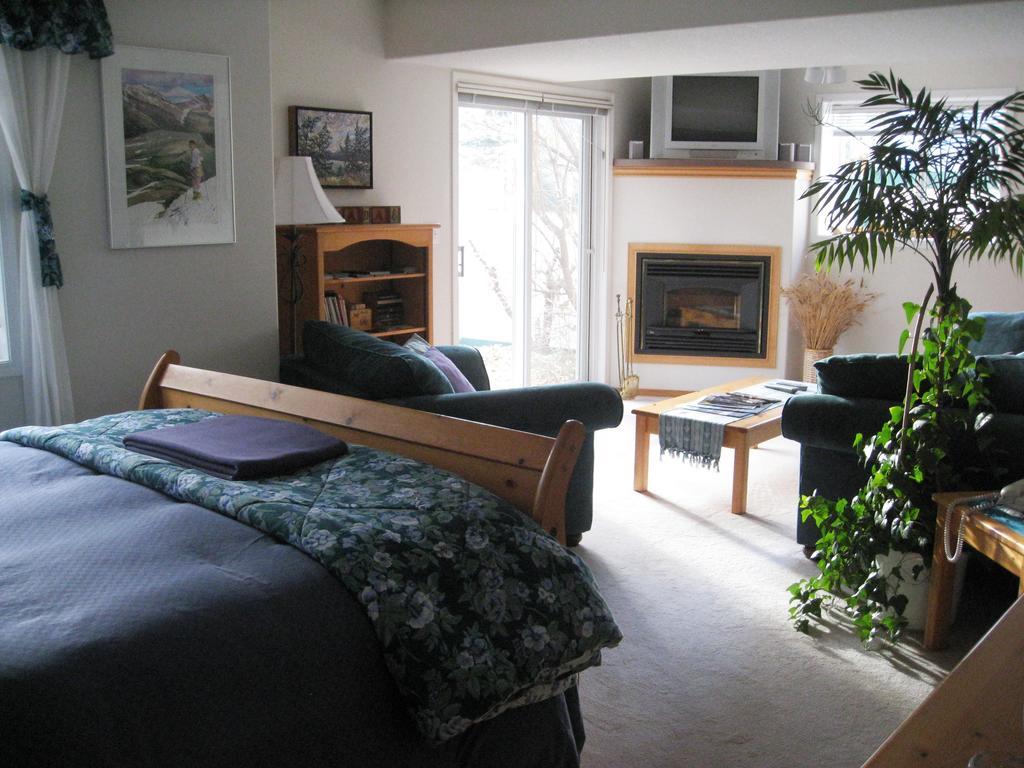 Avens Renaissance B&B Canmore Kamer foto